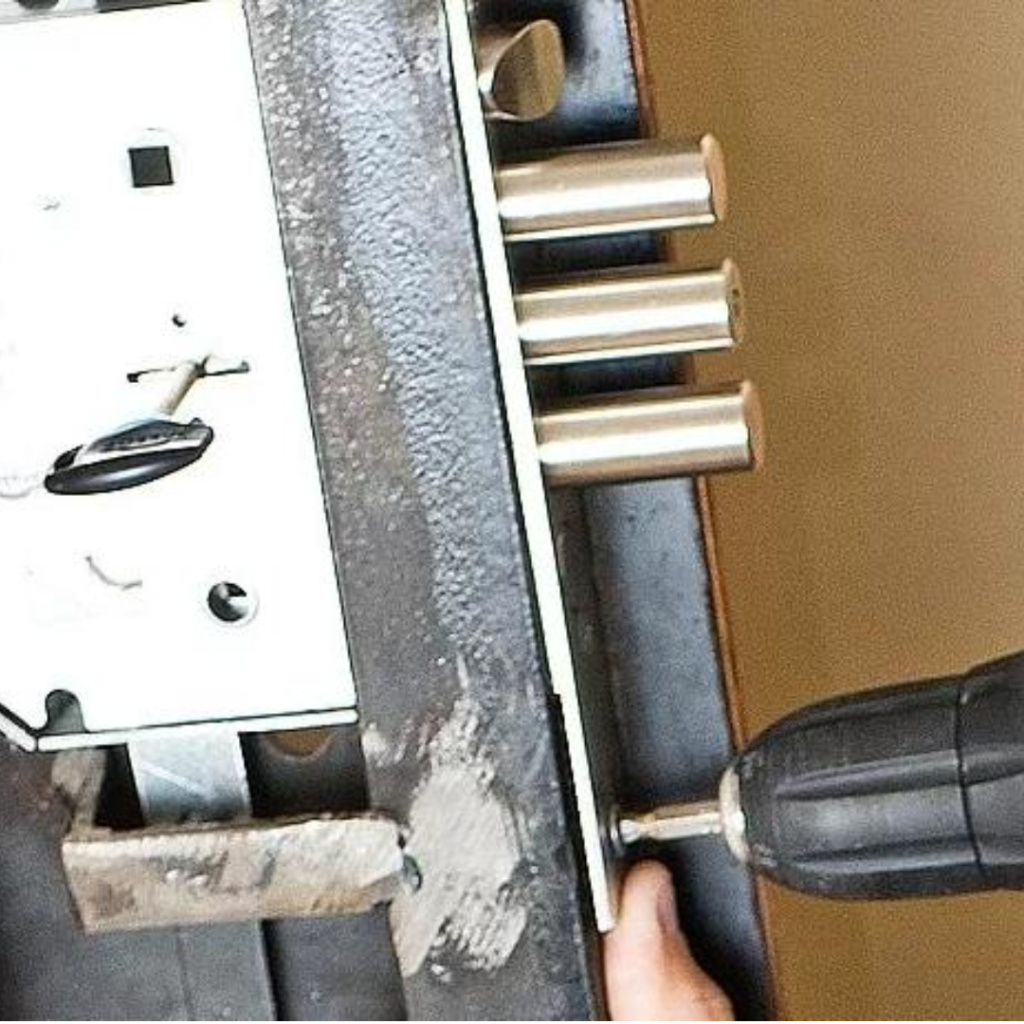 Врезка замков в Екатеринбурге.jpg Врезка замков в Екатеринбурге.jpg